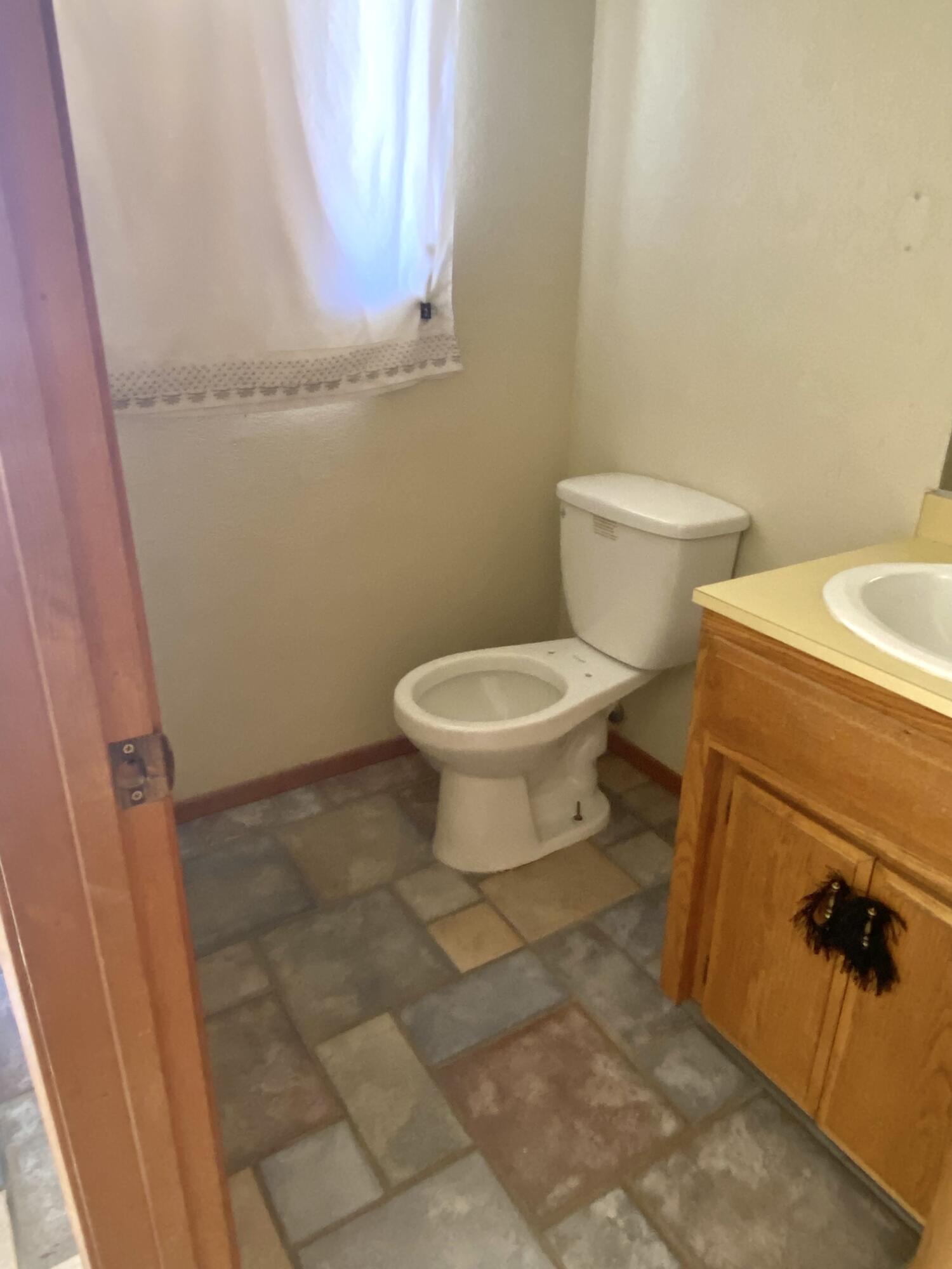 6784 Outpost Road Joshua Tree, CA 92252 - Photo 10 of 22 a bathroom with a toilet and a tub
