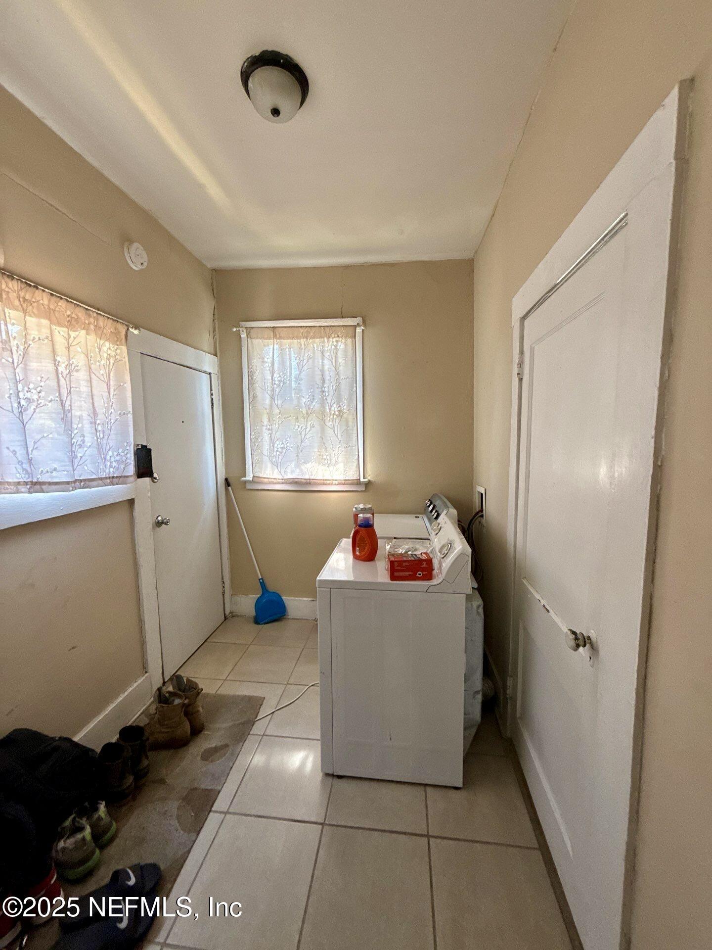 2850 Post Street Jacksonville, FL 32205 - Photo 19 of 20 a living room with a couch and a table