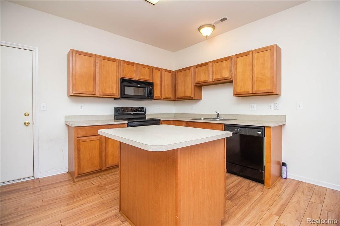 11794 Farmington Road, Unit 90 Livonia, MI 48150 - Photo 6 of 31 5.jpg