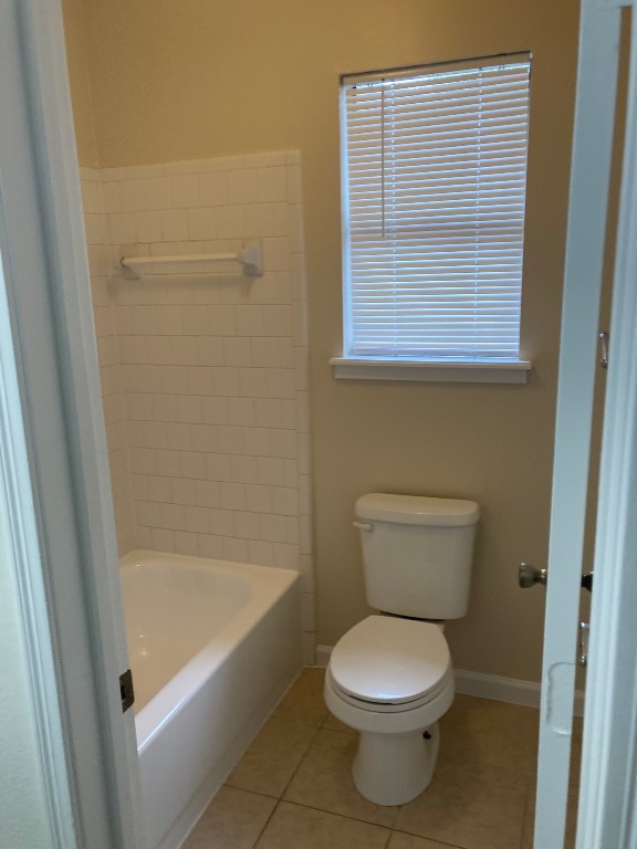 34 Green Bough Court The Woodlands, TX 77380 - Photo 15 of 22 Prime bathroom tub and toilet area