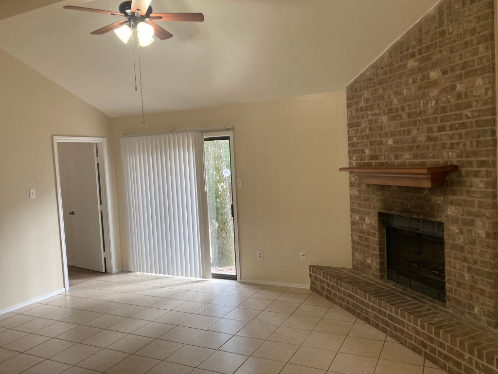 34 Green Bough Court The Woodlands, TX 77380 - Photo 5 of 22 Family room