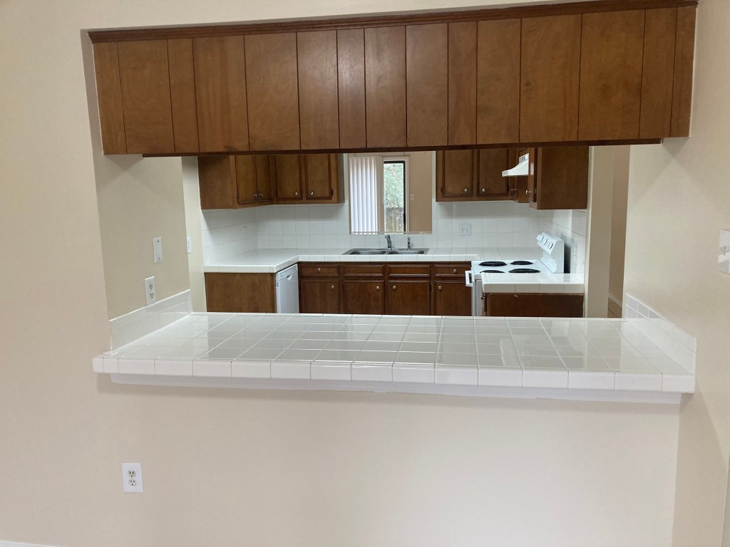 34 Green Bough Court The Woodlands, TX 77380 - Photo 8 of 22 Breakfast bar