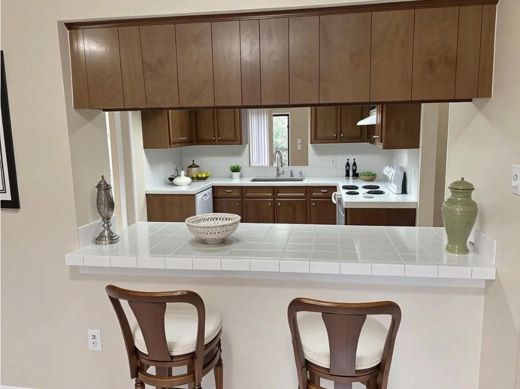 34 Green Bough Court The Woodlands, TX 77380 - Photo 9 of 22 Breakfast bar - staged