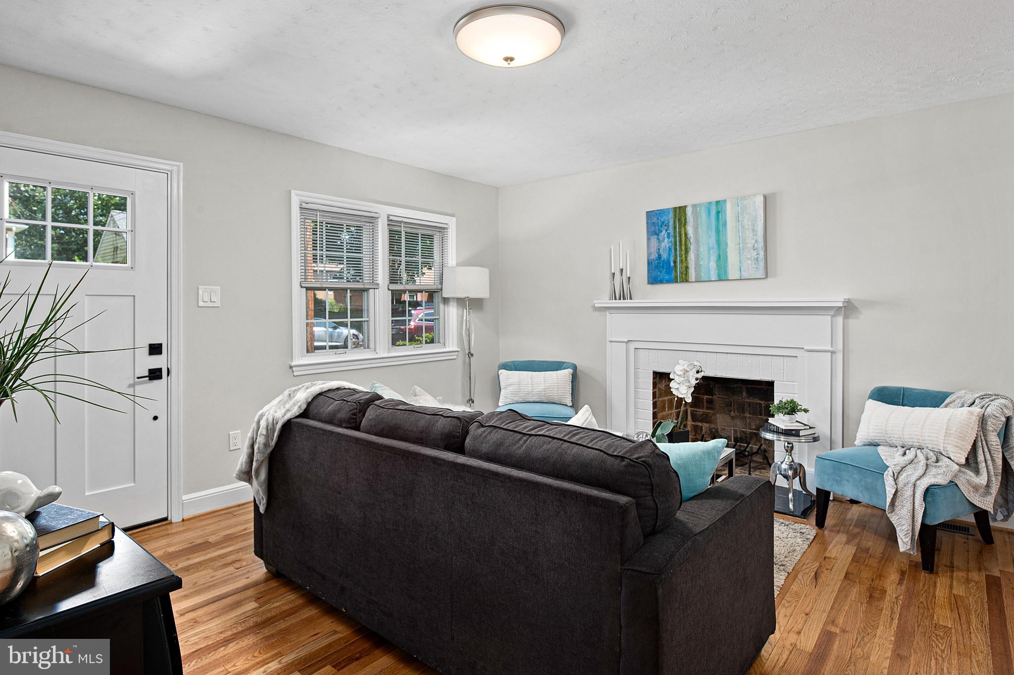10600 Huntley Place Silver Spring, MD 20902 - Photo 6 of 37 Living Room