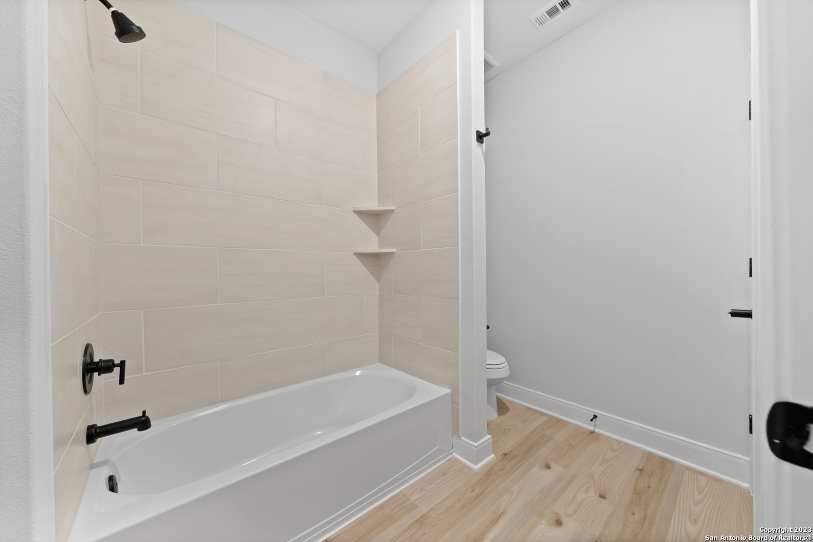 174 Azalea Alley Castroville, TX 78009 - Photo 20 of 22 a bathroom with a bathtub