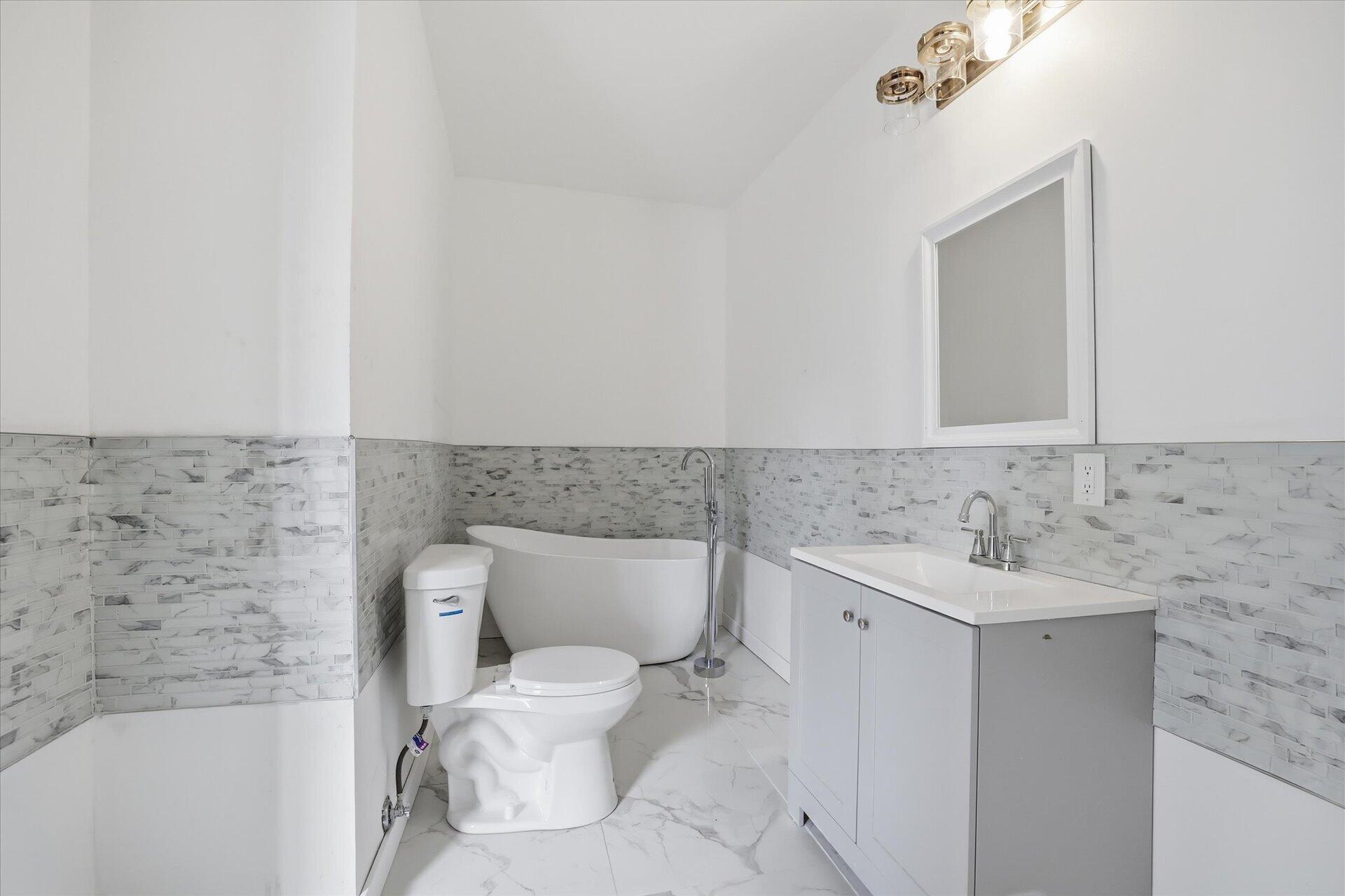 604 North 30th Street Milwaukee, WI 53208 - Photo 27 of 32 Full Bathroom