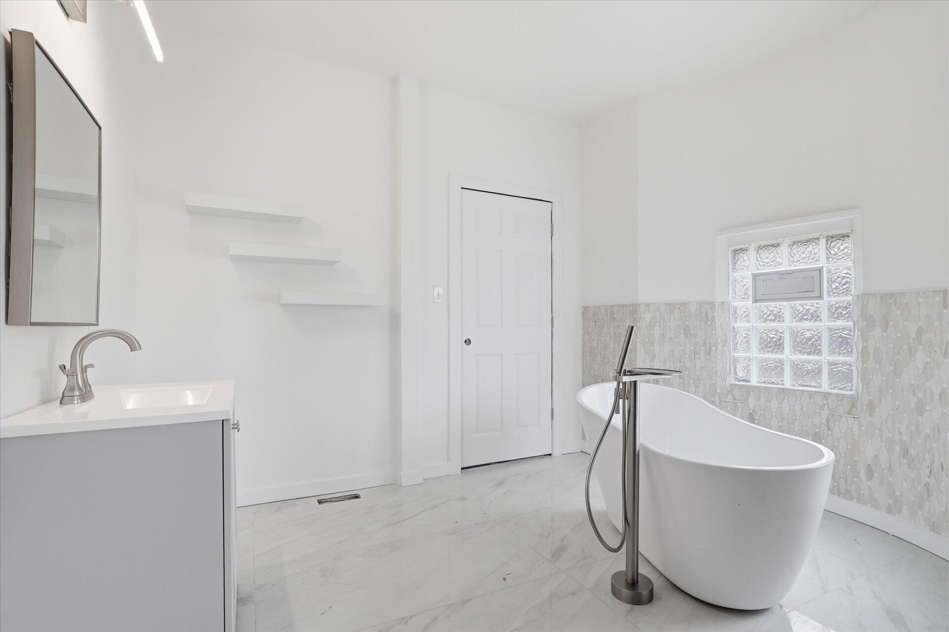 604 North 30th Street Milwaukee, WI 53208 - Photo 28 of 32 Full Bathroom