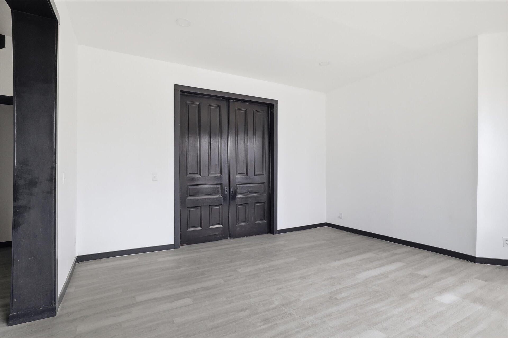 604 North 30th Street Milwaukee, WI 53208 - Photo 4 of 32 Living Room