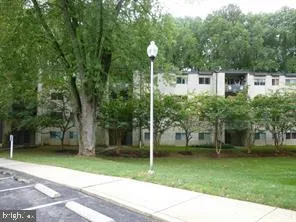 $1,925 | 5200 Crossfield Court, Unit 132, Rockville, MD 20852