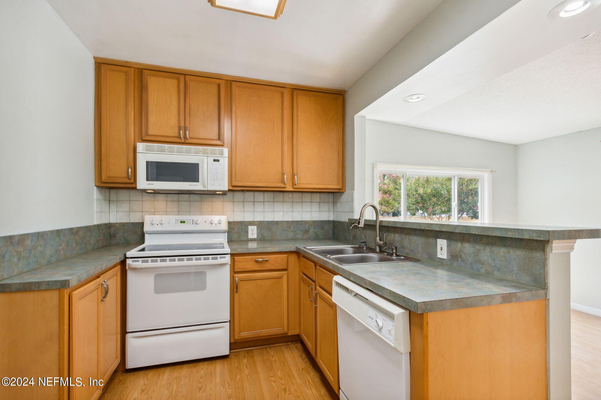 2425 Ridgewood Road Jacksonville, FL 32207 - Photo 17 of 40 Kitchen