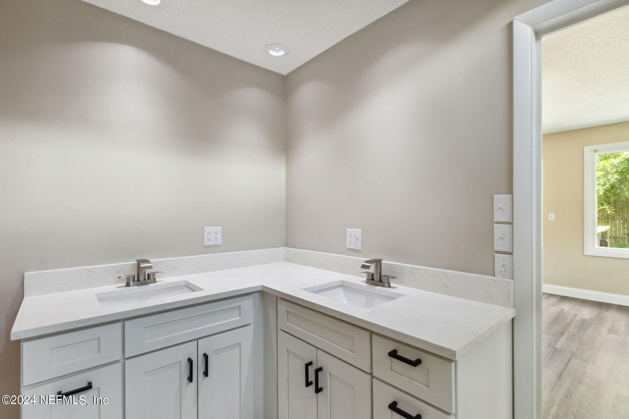 2425 Ridgewood Road Jacksonville, FL 32207 - Photo 27 of 40 Primary Bathroom