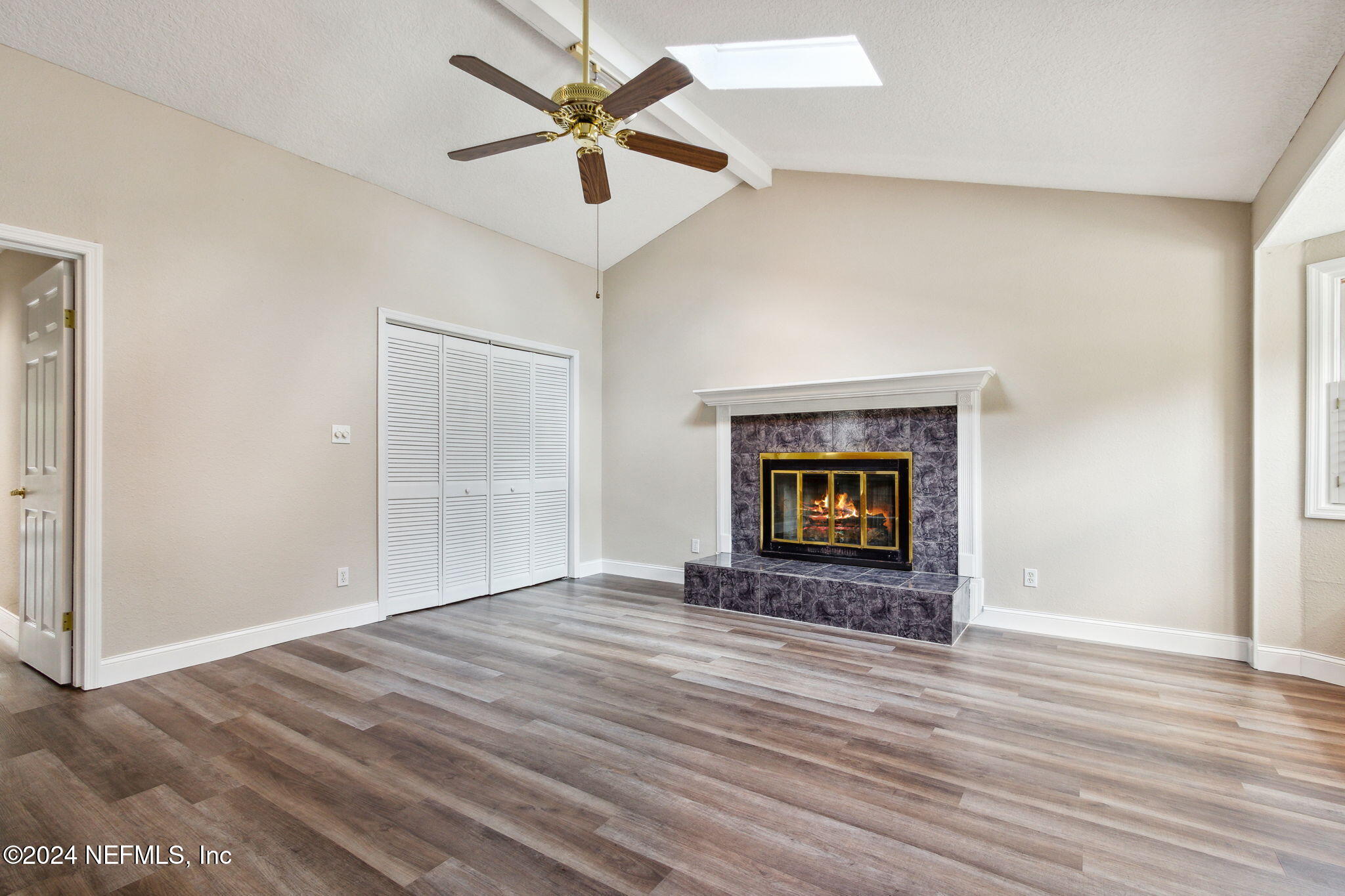 2425 Ridgewood Road Jacksonville, FL 32207 - Photo 6 of 40 Living Room