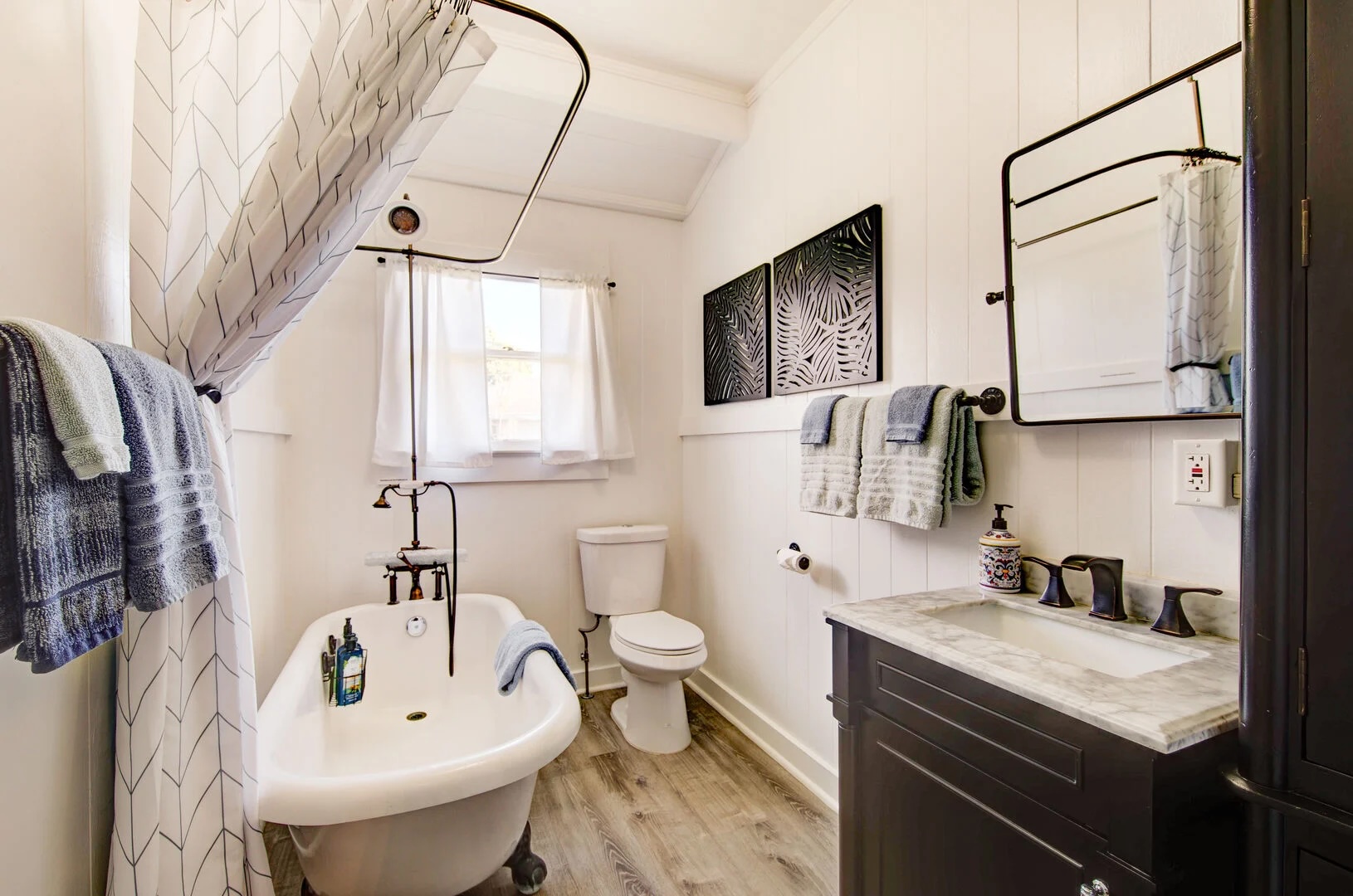 4462 Halepule Road Waimea, HI 96796 - Photo 7 of 11 a bathroom with a sink a toilet and a bathtub