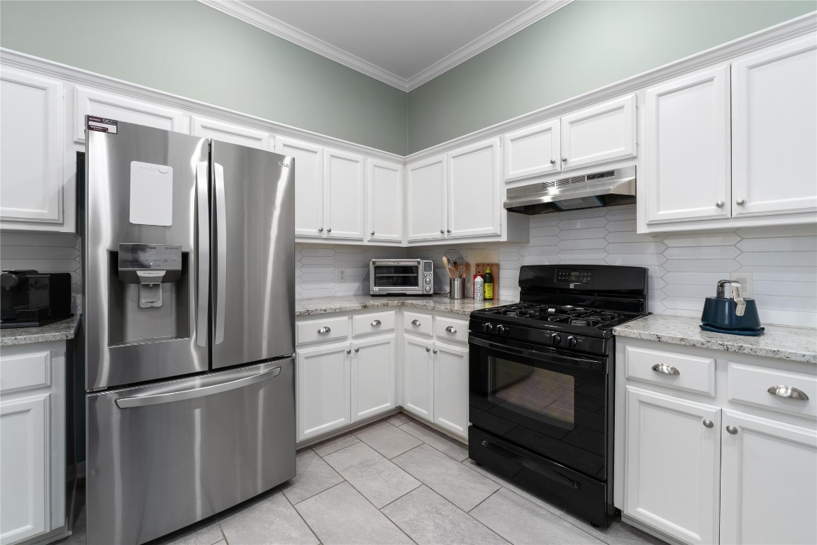 2317 Sycamore Trail Round Rock, TX 78664 - Photo 10 of 31 a kitchen with stainless steel appliances granite countertop a stove a refrigerator and a sink