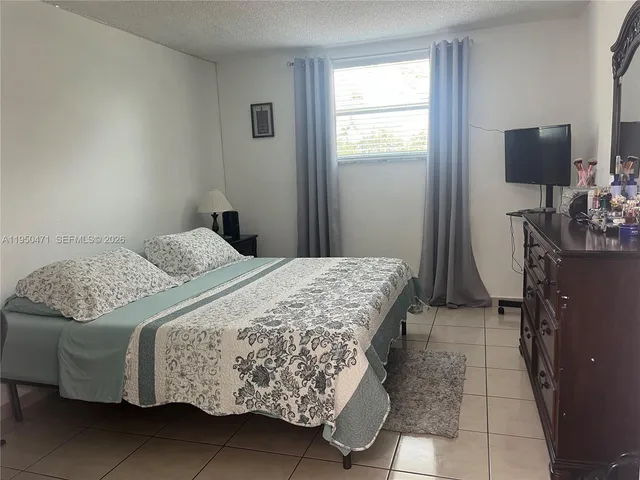 $180,000 | 606 West 81st Street, Unit 210, Hialeah, FL 33014