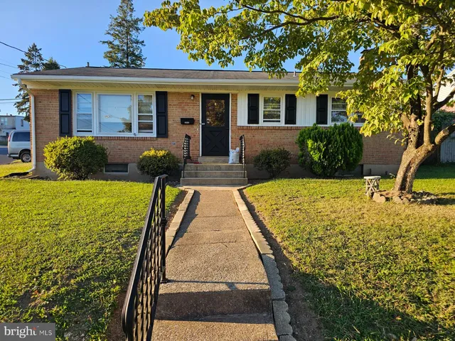 a view of a house with backyard
