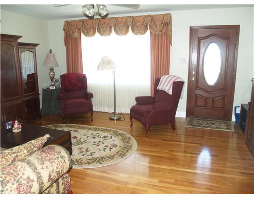 470 Center Grange Road Monaca, PA 15061 - Photo 5 of 18 Living Room.