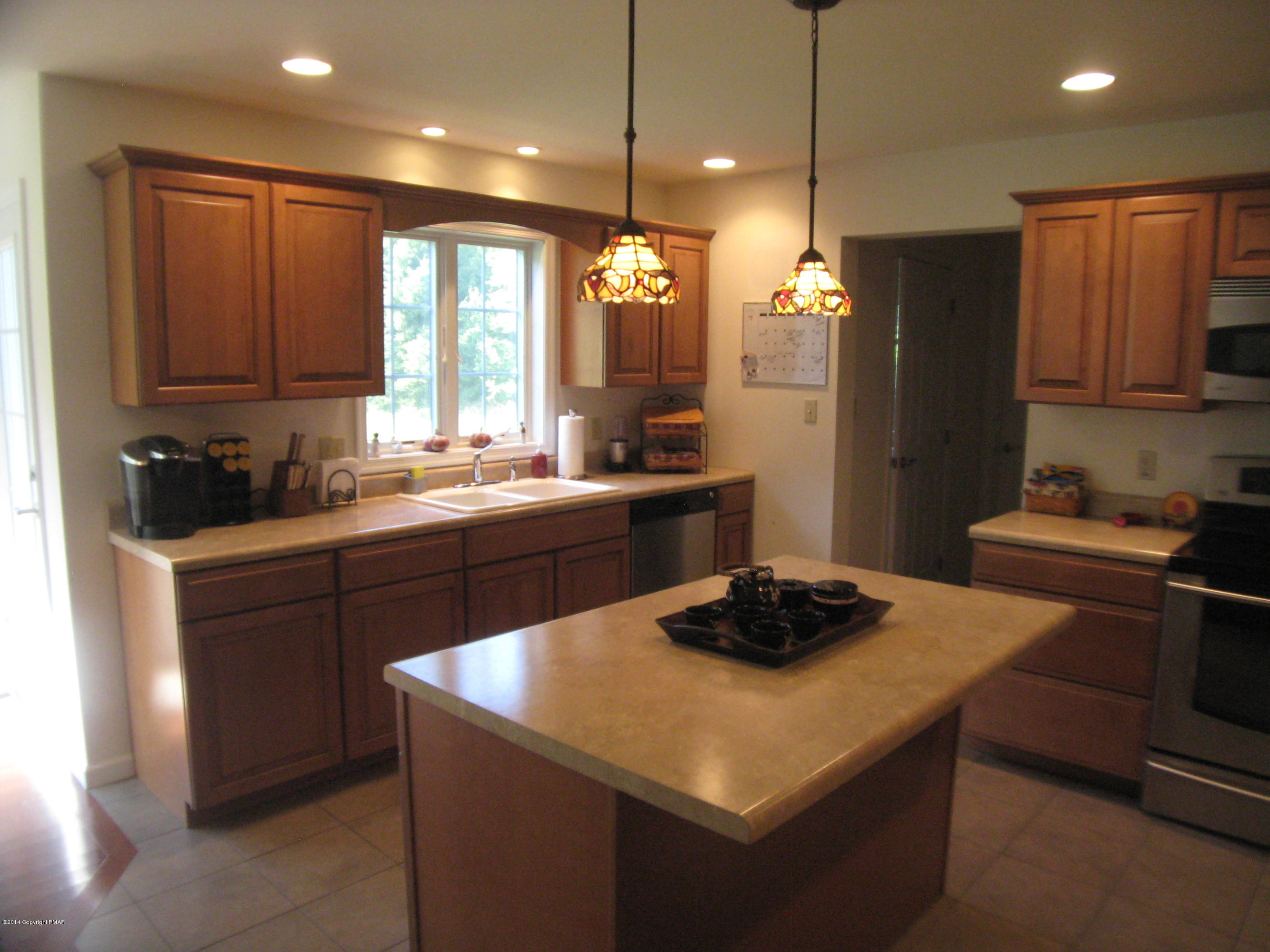 400 Evergreen Road Lehighton, PA 18235 - Photo 7 of 42 Center island/bar
