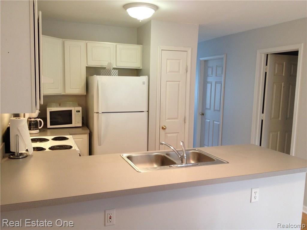 4937 Crooks Road Royal Oak, MI 48073 - Photo 5 of 15