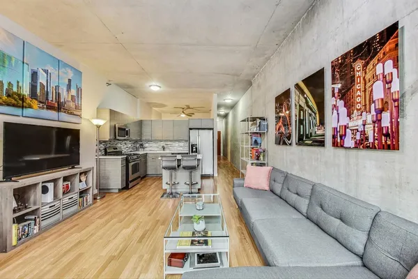 $2,295 | 235 West Van Buren Street, Unit 1517, Chicago, IL 60607