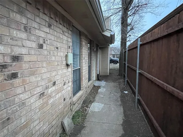 a view of a pathway with a house