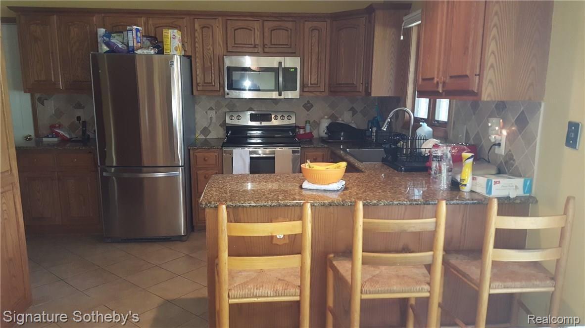 28020 Brandywine Road Farmington, MI 48334 - Photo 11 of 12 brandywine kitchen.jpg