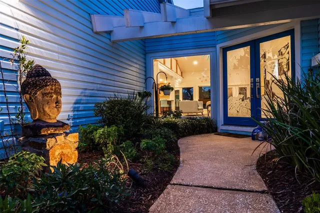 a view of a house with backyard and garden