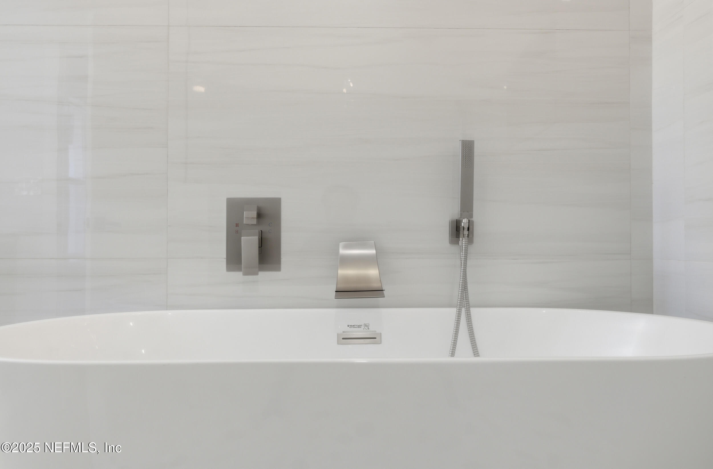 1440 Harbor Oaks Road Jacksonville, FL 32207 - Photo 32 of 63 a bathroom with a bathtub