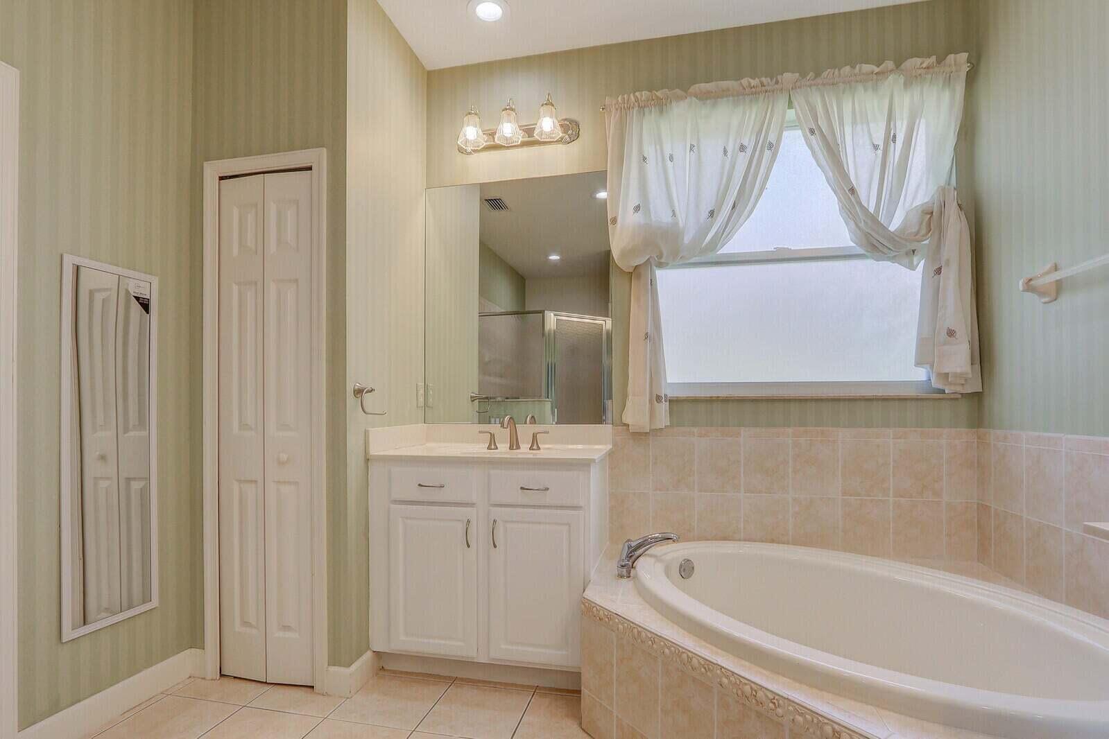 8829 First Tee Road Port St. Lucie, FL 34986 - Photo 22 of 42 Main bath