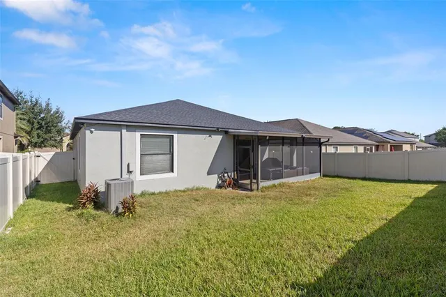 a view of a house with backyard and garden