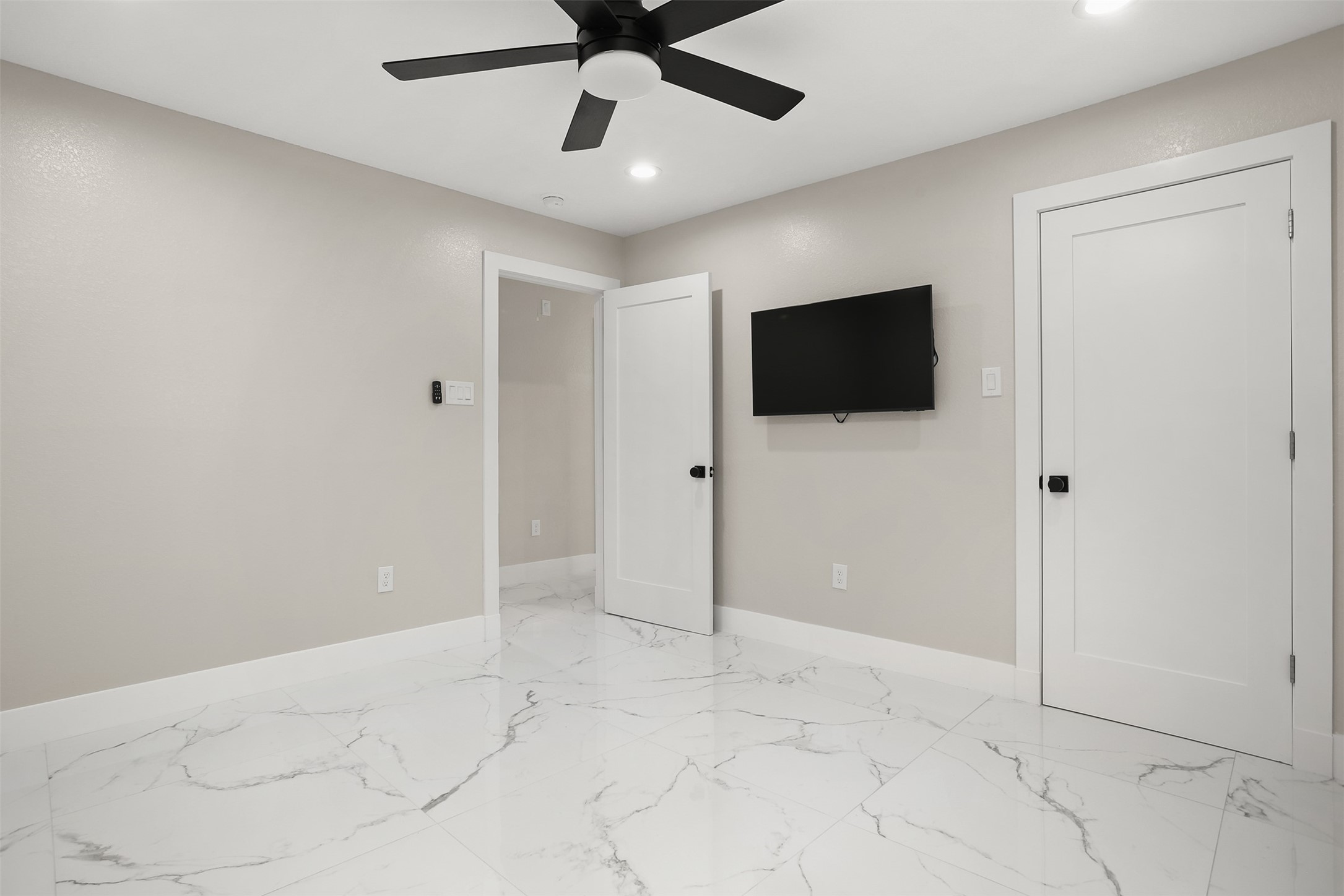 4002 Dixie Farm Road Pearland, TX 77581 - Photo 18 of 29 en empty room with ceiling fan and window