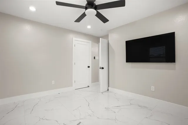 $5,000 | 4002 Dixie Farm Road, Pearland, TX 77581