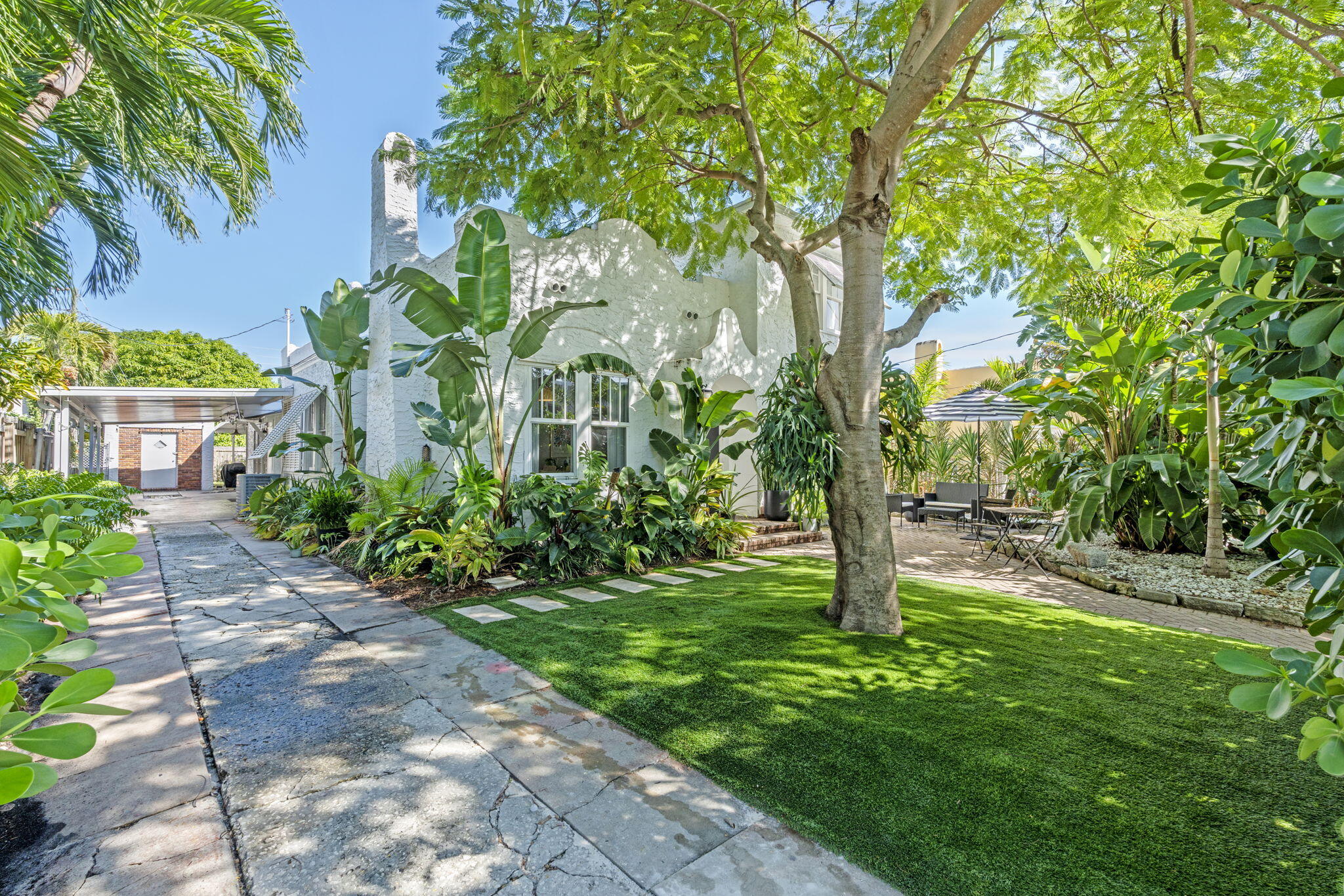 715 Kaye Street West Palm Beach, FL 33405 - Photo 3 of 40 a view of a garden with a plants