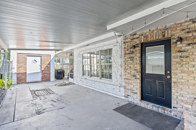a view of an entryway with a livingroom