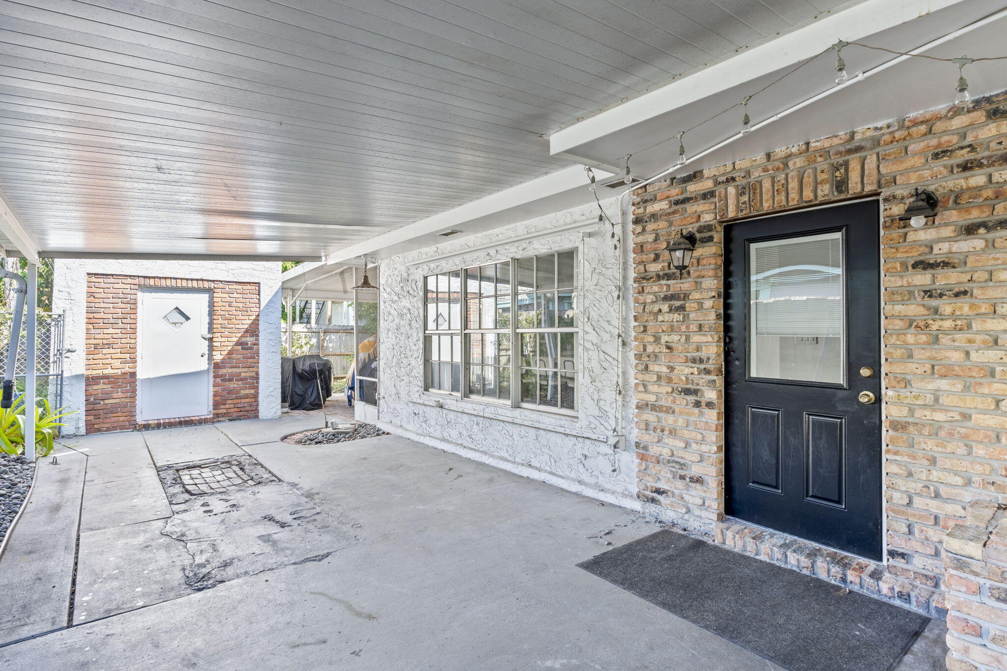 715 Kaye Street West Palm Beach, FL 33405 - Photo 38 of 40 a view of an entryway with a livingroom