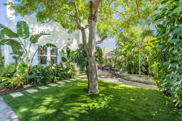 a view of yard with green space