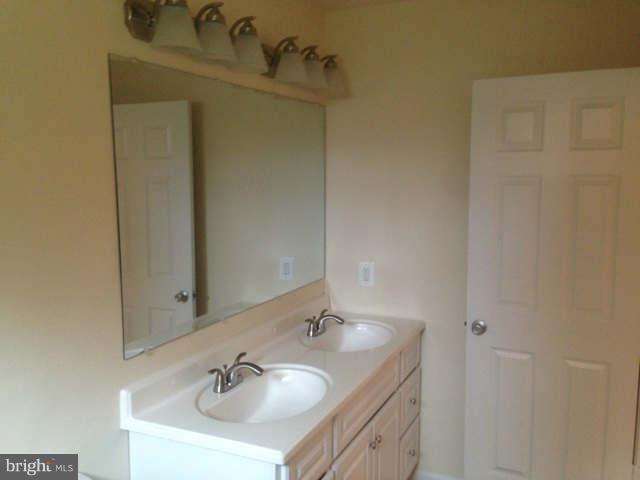 6227 Apache Street Springfield, VA 22150 - Photo 4 of 7 Bath