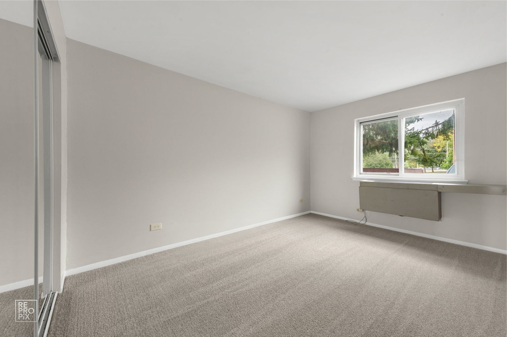 271 Northgate Parkway, Unit 1B Wheeling, IL 60090 - Photo 6 of 10 an empty room with windows
