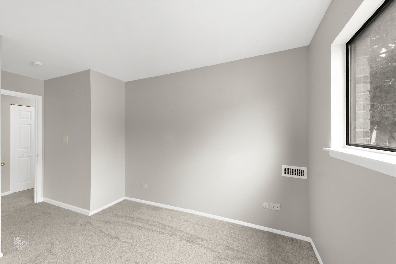 271 Northgate Parkway, Unit 1B Wheeling, IL 60090 - Photo 8 of 10 an empty room with windows