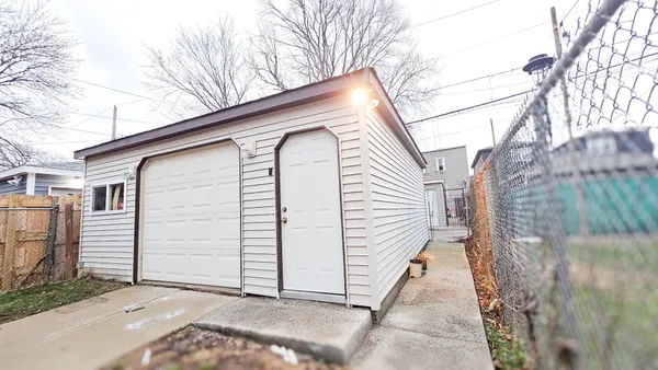 $395,000 | 907 North Leamington Avenue, Chicago, IL 60651