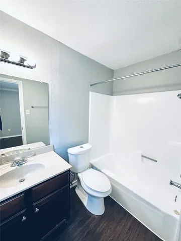 $750 | 805 South Center Street, Unit 108, Austin, TX 78704