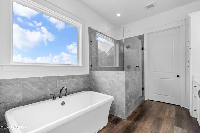 $620,000 | 786 Hazelwood Drive, Lake Cormorant, MS 38641