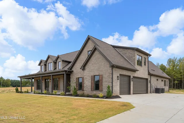 $620,000 | 786 Hazelwood Drive, Lake Cormorant, MS 38641