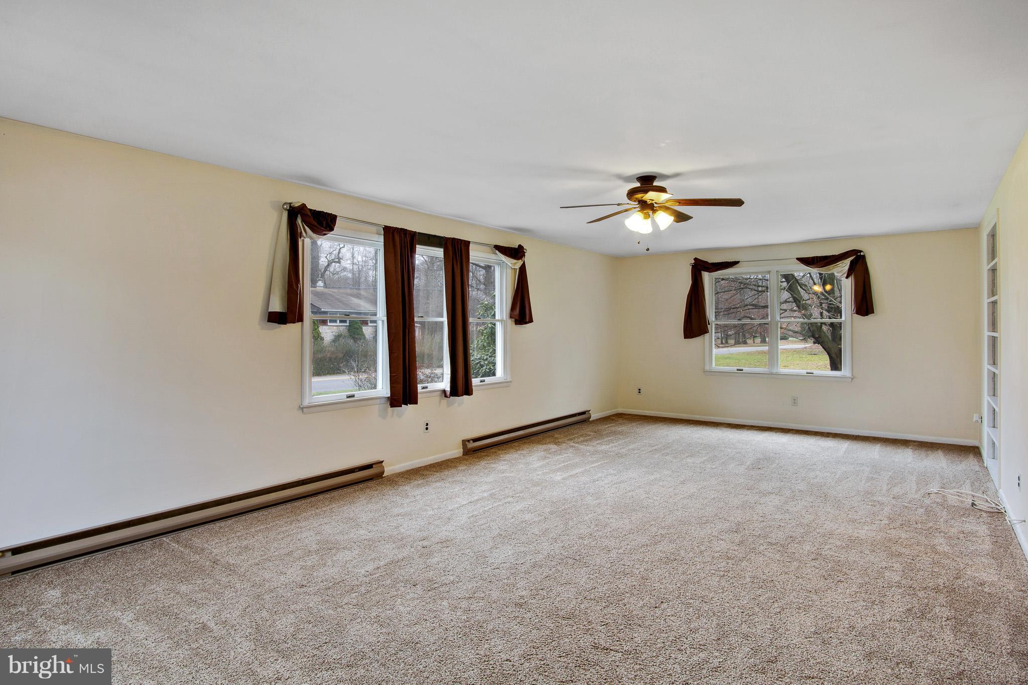 2741 Old County Road Newark, DE 19702 - Photo 4 of 25 Living Room