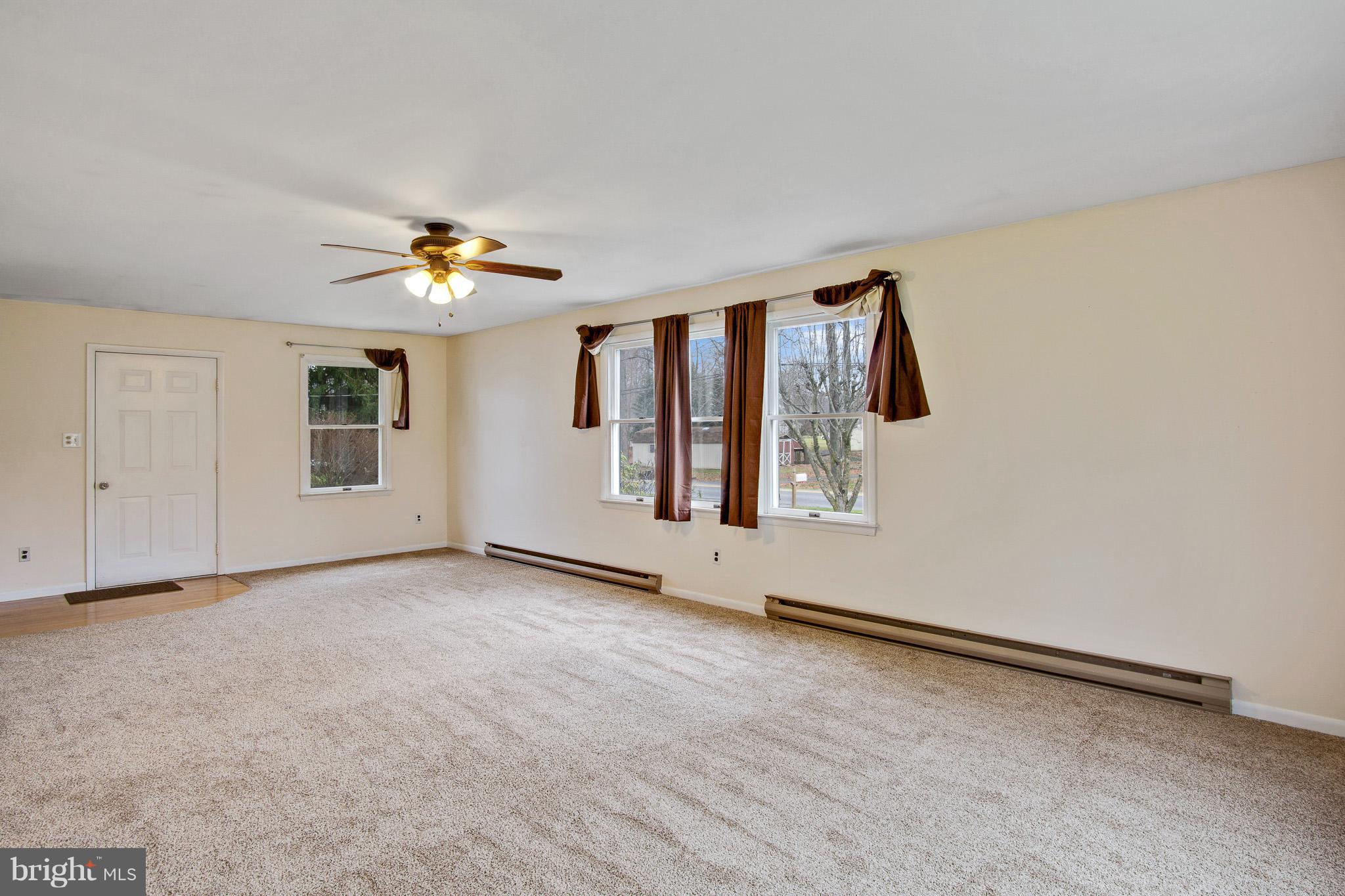2741 Old County Road Newark, DE 19702 - Photo 5 of 25 Living Room