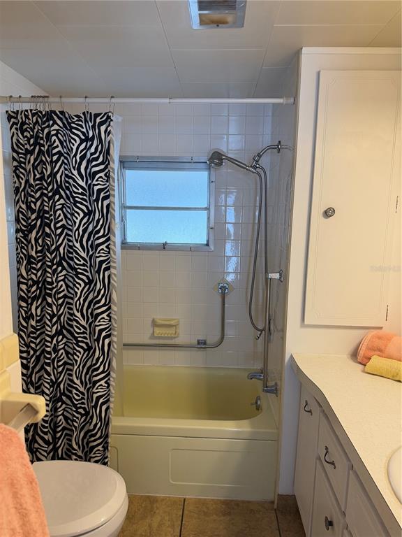 1040 Main Street, Unit 91 Dunedin, FL 34698 - Photo 18 of 25 a bathroom with a bathtub and shower