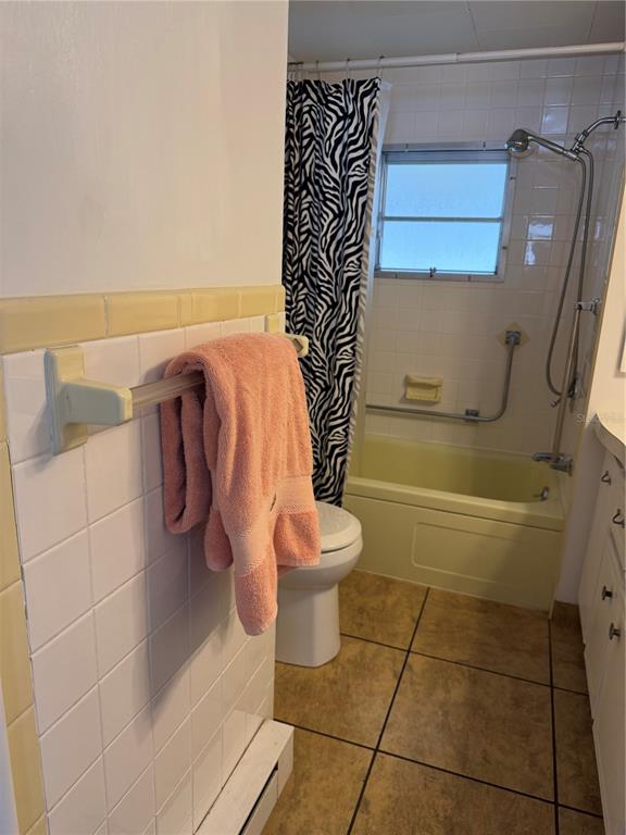 1040 Main Street, Unit 91 Dunedin, FL 34698 - Photo 20 of 25 a bathroom with a toilet and a shower