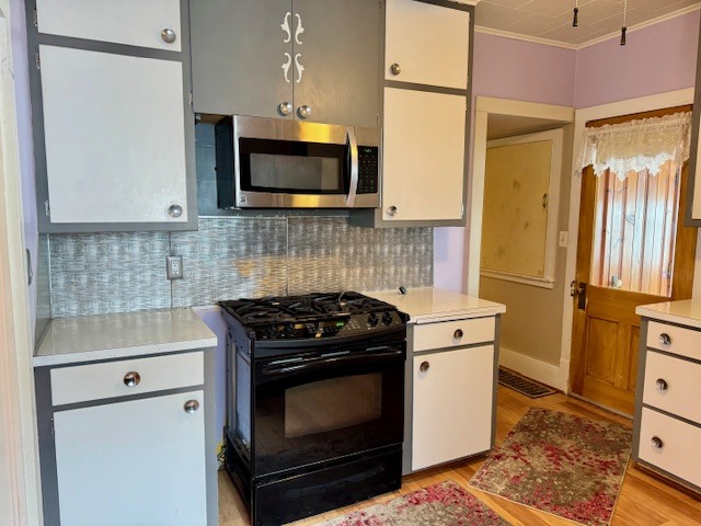 2918 Pershing Boulevard Clinton, IA 52732 - Photo 2 of 33 a kitchen with a stove and a microwave