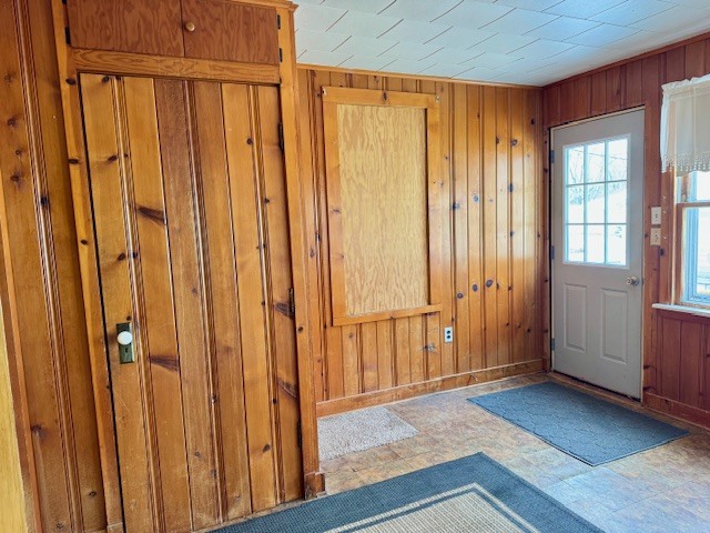 2918 Pershing Boulevard Clinton, IA 52732 - Photo 25 of 33 a view of a entryway with wooden floor