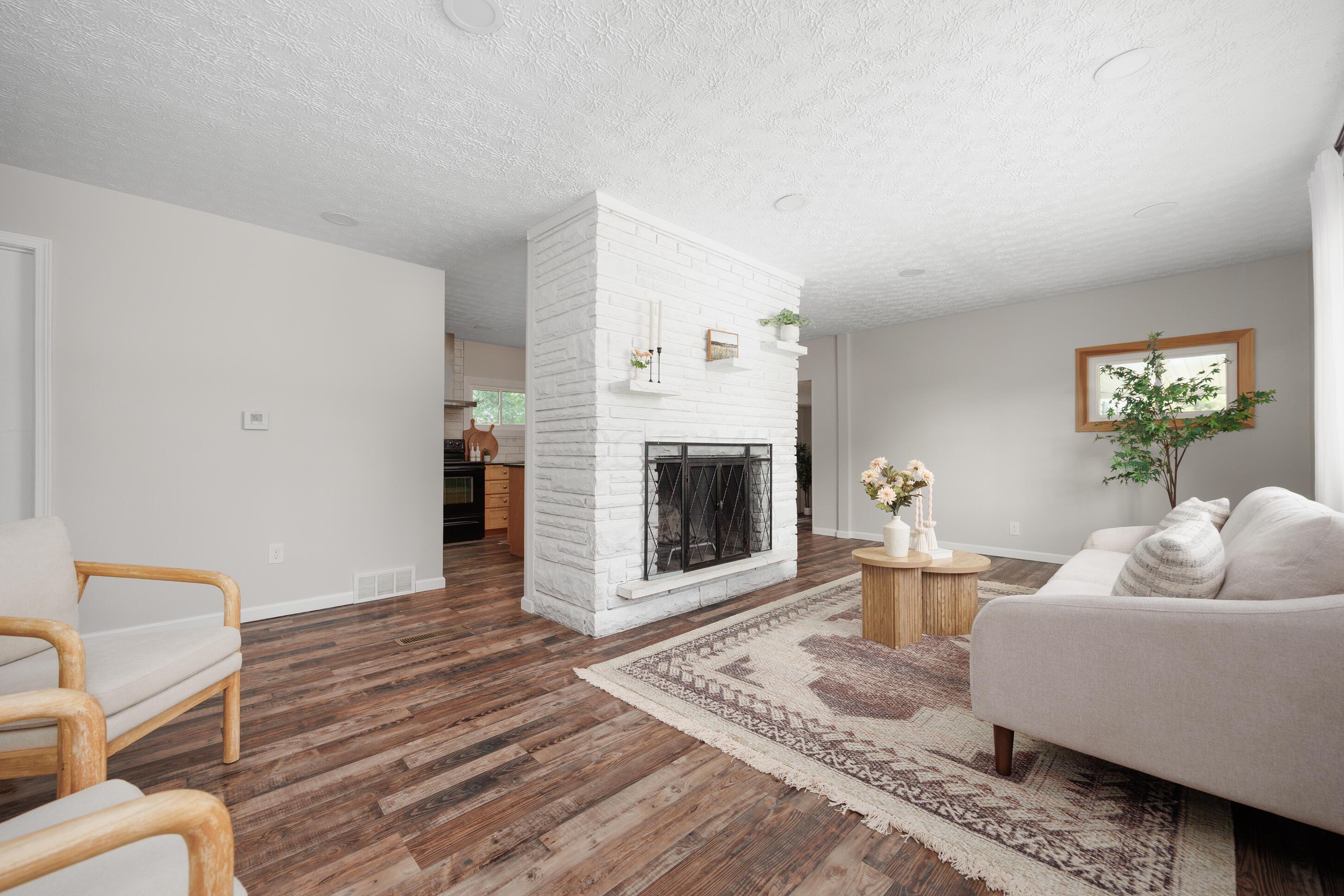 1366 Dyer Road Grove City, OH 43123 - Photo 15 of 49 Living Room
